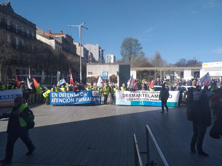 Concentración de plataformas en defensa da sanidade pública da área sanitaria de Vigo, fronte da delegación territorial da Xunta. / Europa Press