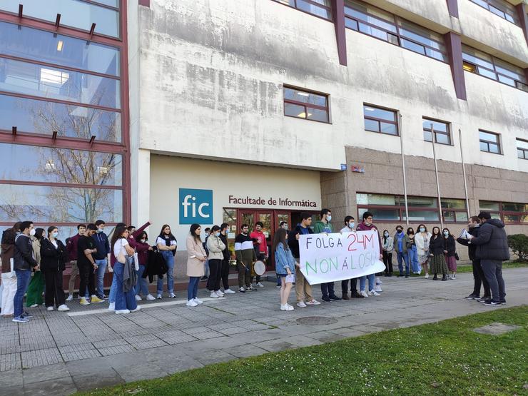 Estudantes universitarios concéntranse este xoves ante a facultade de Informática da Universidade da Coruña para protestar contra as reformas educativas / Europa Press