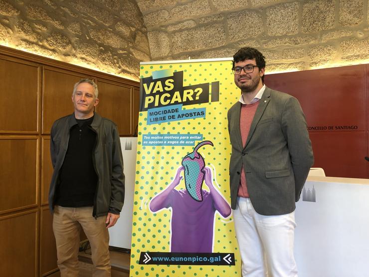O concelleiro de Mocidade, Rubén Prol, e Ramón Molina xunto ao cartel da campaña de prevención de adiccións aos xogos de apostas / Europa Press