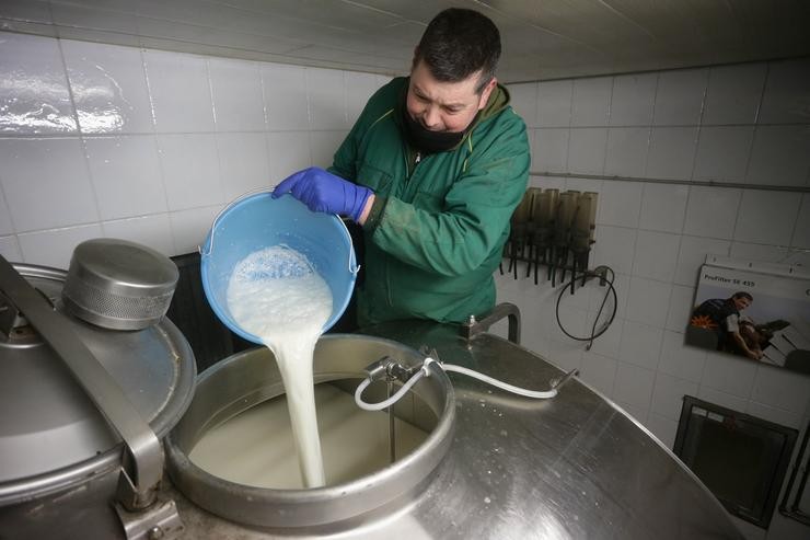Un gandeiro verte o leite despois de que a industria láctea tivese que parar a súa actividade a partir do 17 de marzo de 2022 / Carlos Castro - Europa Press.