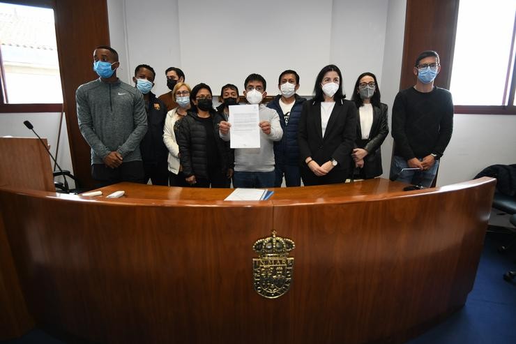 A portavoz dos familiares dos desaparecidos do naufraxio, e filla dun deles, María José Do Pazo (3d), intervén xunto a outros familiares nunha rolda de prensa na biblioteca de Marin, a 26 de marzo de 2022, en Marín, Pontevedra. Beatriz Ciscar - Europa Press / Europa Press