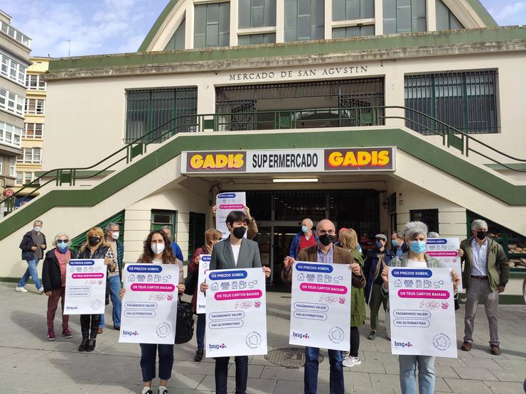 A portavoz nacional do Bloque Nacionalista Galego, Ana Pontón, participou este luns nunha mobilización fronte ao Mercado de San Agustín na Coruña para protestar pola escalada de prezos que está 'a levar ao límite' a familias e empresas 