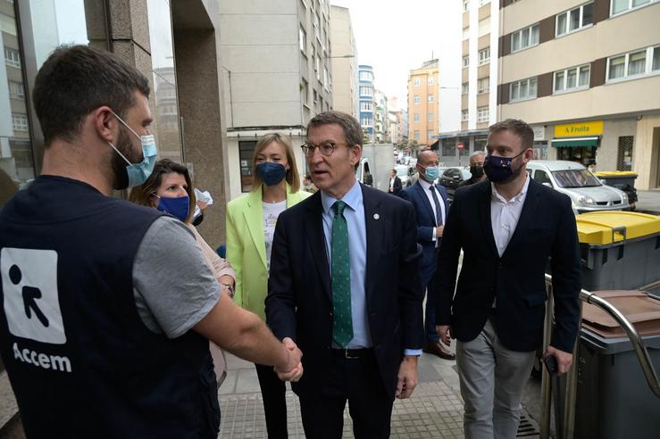 Visita de Fabiola García e Alberto Núñez Feijóo á sede de Accem na Coruña.. XUNTA / Europa Press