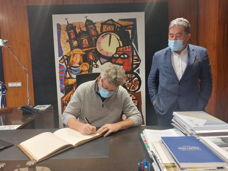 O nobel de Química en 2021, David McMillan, firma no libro da cidade de Pontevedra 