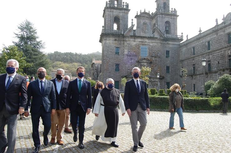 O presidente da Xunta, Alberto Núñez Feijóo, e outras autoridades na inauguración do novo albergue do mosteiro de Oseira, en Ourense / Xunta de Galicia.
