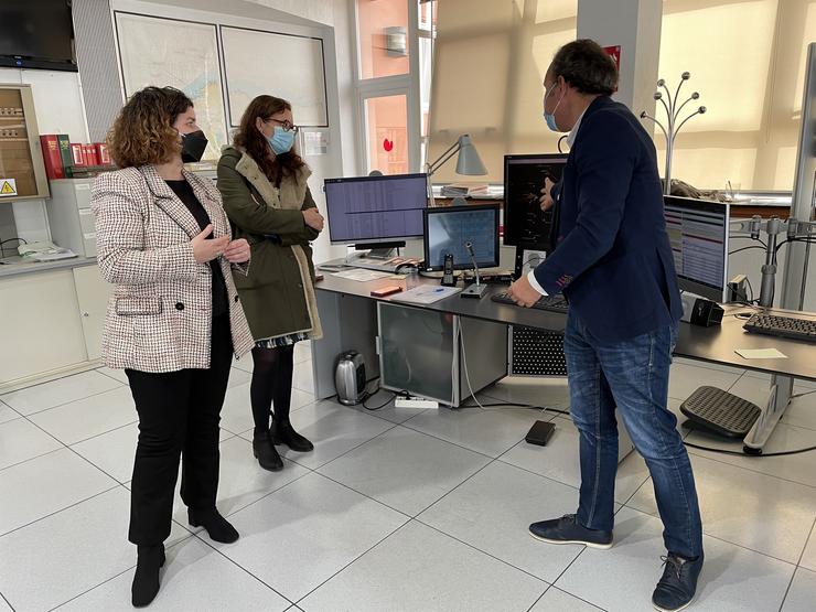 A subdelegada do Goberno na Coruña, María Rivas, xunto á directora de Protección Civil da Delegación en Galicia, María Dores Gómez, e o xefe Centro de Salvamento Marítimo de Finisterre, Manuel Capeáns, durante a súa visita ao centro.. SUBDELEGACIÓN DO GOBERNO DA CORUÑA / Europa Press