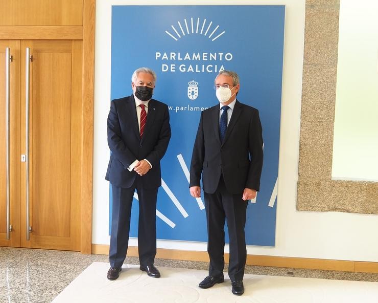 O presidente do Parlamento de Galicia, Miguel Anxo Santalices Vieira, recibe ao embaixador de Eslovenia en España, Robert Krmelj. PARLAMENTO DE GALICIA / Europa Press
