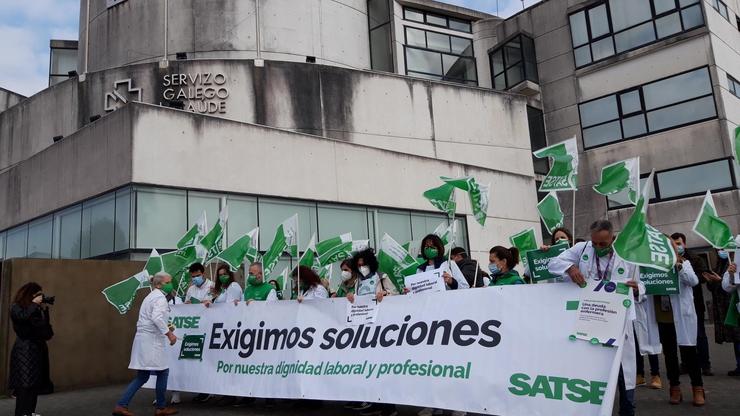 Protesta de enfermeiras e fisioterapeutas convocada por Satse diante do Sergas en Santiago.. SATSE 