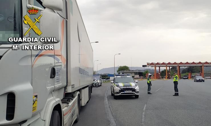 A Garda Civil intercepta na AP-9, en Vilaboa, ao condutor dun camión con matrícula portuguesa, que quintuplicaba a taxa máxima de alcoholemia permitida.. GARDA CIVIL 