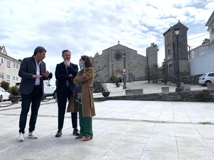 O alcalde de Baiona, Carlos Gómez; o delegado do Goberno en Galicia, José Miñones; e a subdelegada do Goberno na provincia de Pontevedra, Maica Larriba, ante a capela de Santa Liberata en Baiona 