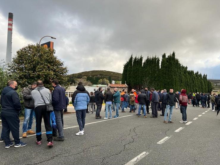 Traballadores das empresas auxiliares da refinaría de Repsol na Coruña están concentrados desde o sete desa mañá nas distintas portas das instalacións. CIG