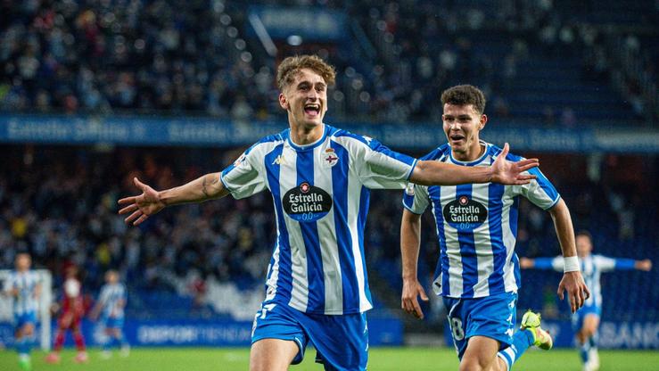 Noel celebrando un gol este ano xunto ao seu compañeiro Trilli 