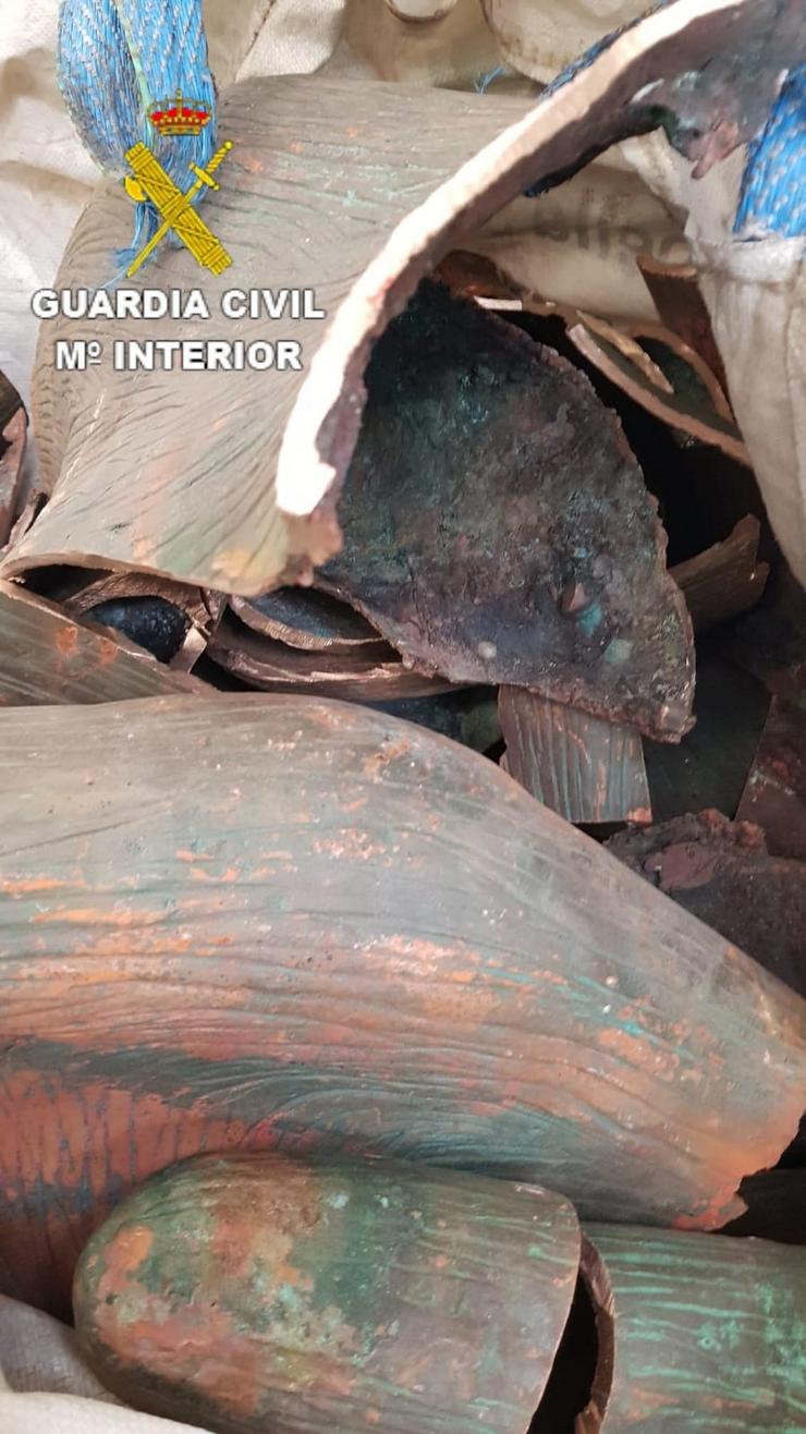 Pezas troceadas da escultura roubada no faro de Punta Nariga, en Malpica. GARDA CIVIL 