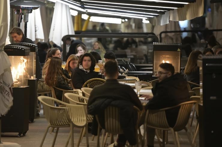 Cidadáns nun local hostaleiro na Coruña, en febreiro de 2022.. M. Dylan - Europa Press 