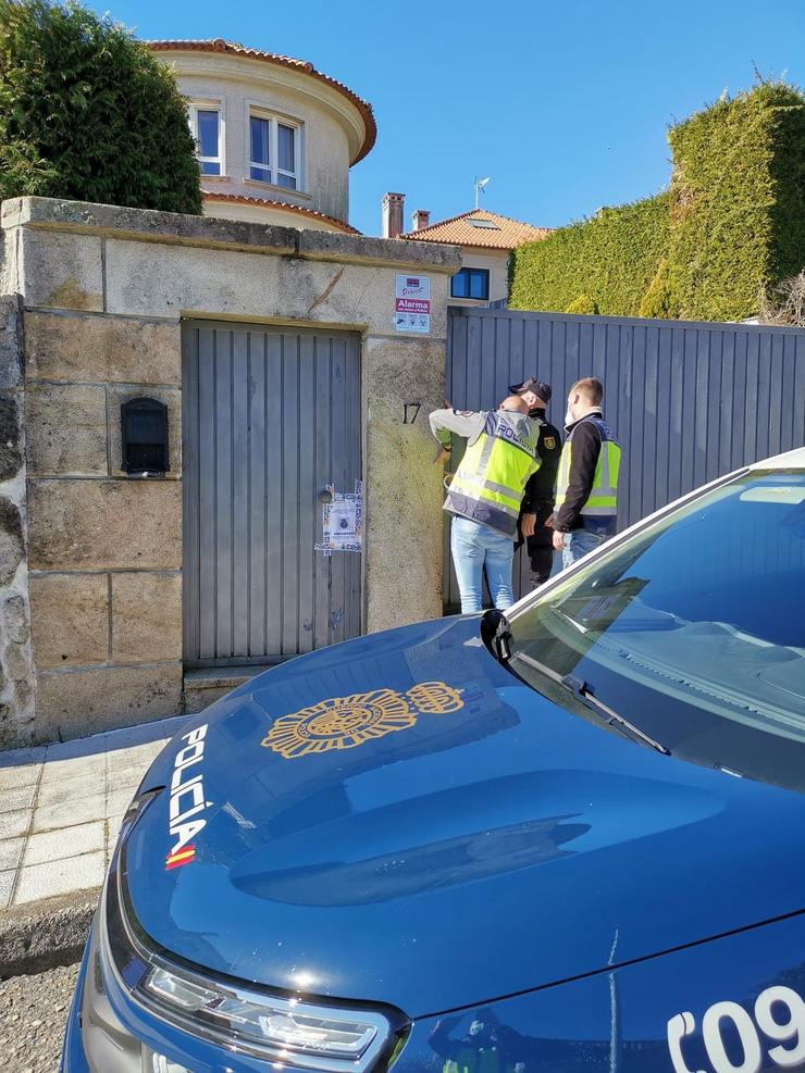 Precintados varios chalés de Vigo tras desarticular dúas organizacións dedicadas á explotación sexual de mulleres.. POLICÍA NACIONAL / Europa Press