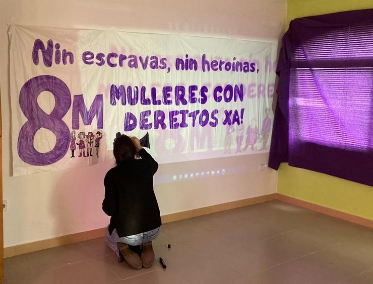 Unha muller prepara unha pancarta de cara ao 8M 2022 / Galegas 8M