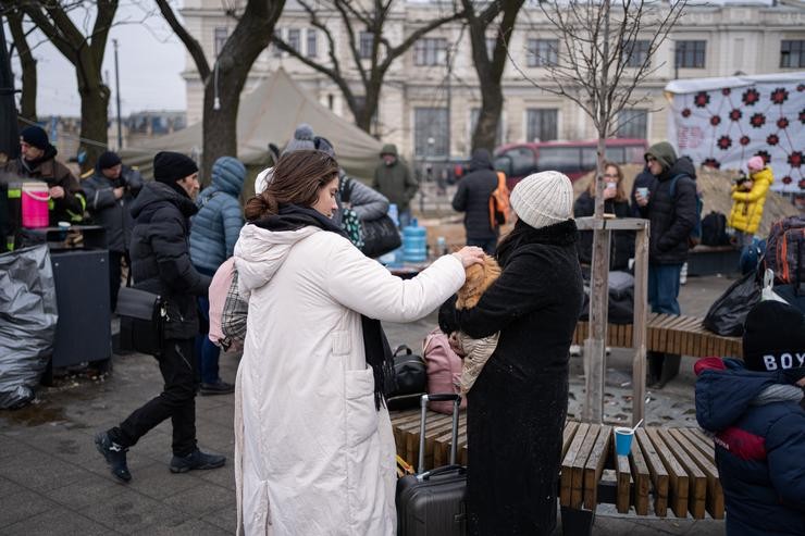 Xente de diferentes puntos de Ucraína espera nas inmediacións da estación de tren de Lviv. Pau Venteo - Europa Press