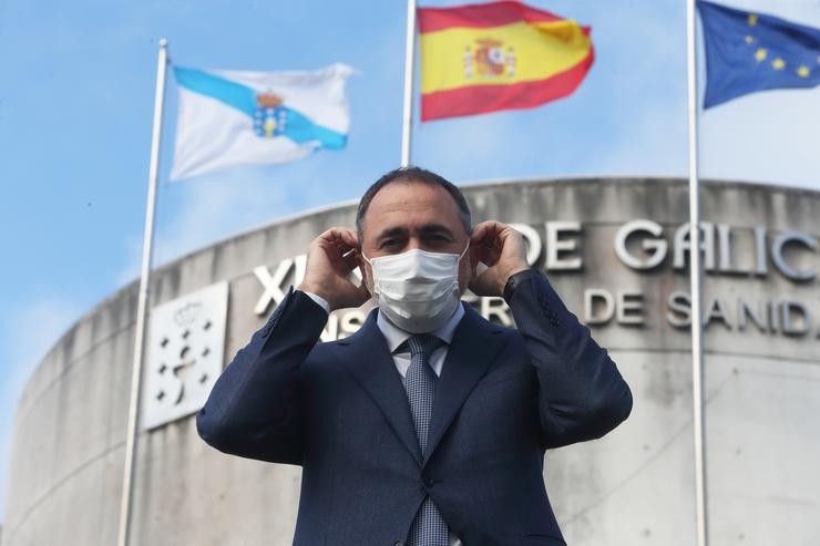 O conselleiro de Sanidade, Julio García Comesaña, colócase a máscara para pousar nunha entrevista con Europa Press 