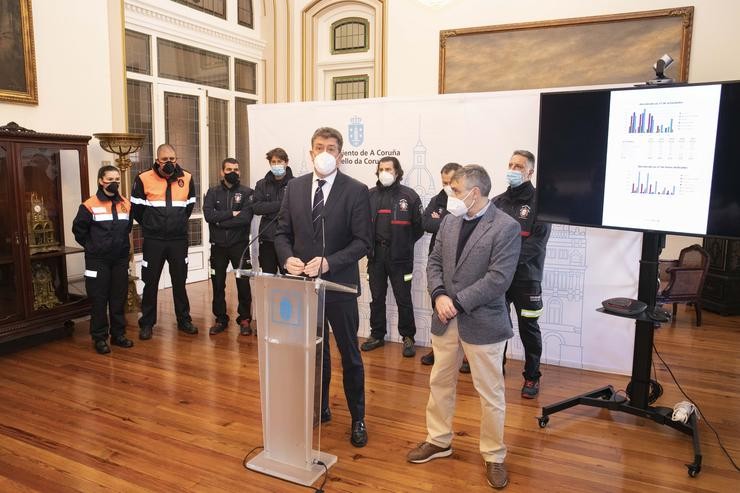 Os bombeiros da Coruña presentaron este luns a Memoria Anual 2021 no concello, acompañados polo concelleiro de Relacións Institucionais, Turismo e Seguridade Cidadá, Juan Ignacio Borrego. ANDY PÉREZ/CONCELLO / Europa Press