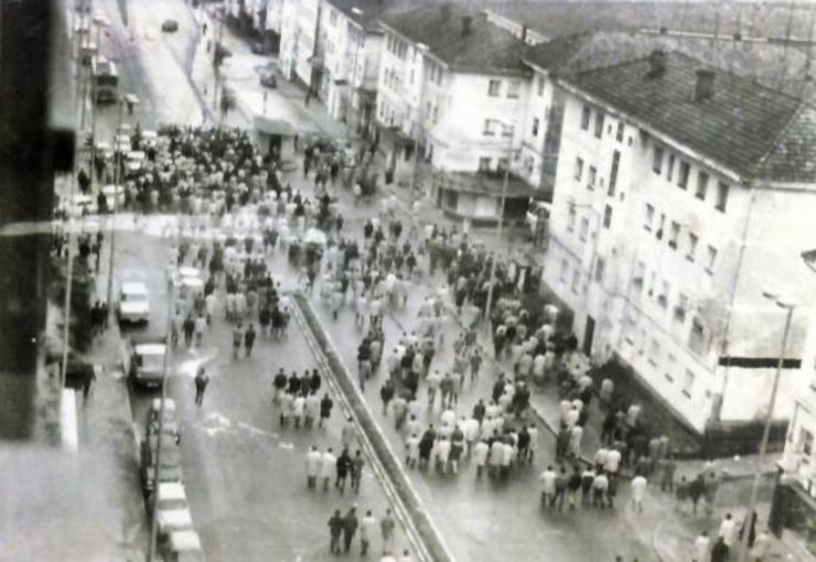 Esta é, supostamente, a única imaxe que existe sobre os feitos do 10 de Marzo. Trátase dunha instantánea tomada dende o barrio de Recimil. Con todo, Rafael Pillado alega que a imaxe 'é do día 9', xa que o percorrido dos obreiros foi o mesmo que na xornada seguinte