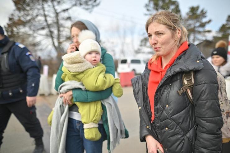 Persoas refuxiadas no paso fronteirizo de Siret entre Ucraína e Romanía 