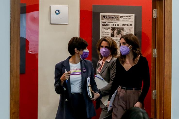 (E-D) A ministra Portavoz, Isabel Rodríguez; a vicepresidenta terceira e ministra para a Transición Ecolóxica e o Reto Demográfico, Teresa Ribera, e a ministra de Igualdade, Irene Montero / R.Rubio.POOL - Europa Press.