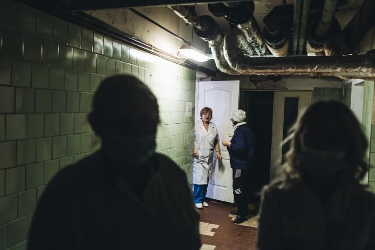 Catro enfermeiras no soto do hospital de Okhmatdyt, a 28 de febreiro de 2022, en Kiev (Ucraína).. Diego Herrera - Europa Press