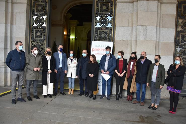 Unha representación de enfermos de parkison e as súas familias e cargos públicos reuníronse este luns na praza de María  Pita na Coruña para ler un manifesto co obxectivo de visibilizar esta enfermidade neurodegenerativa. XUNTA DE GALICIA 