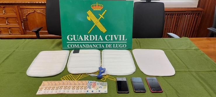 Diñeiro e utensilios intervidos a dous clans familiares de Chantada e Monforte (Lugo) dedicados ao tráfico de drogas. GARDA CIVIL / Europa Press
