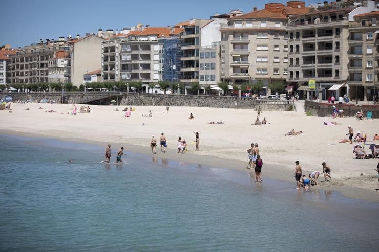 Arquivo - Varias persoas gozan da praia de Sanxenxo, a 4 de xuño de 2021. Beatriz Ciscar - Europa Press - Arquivo