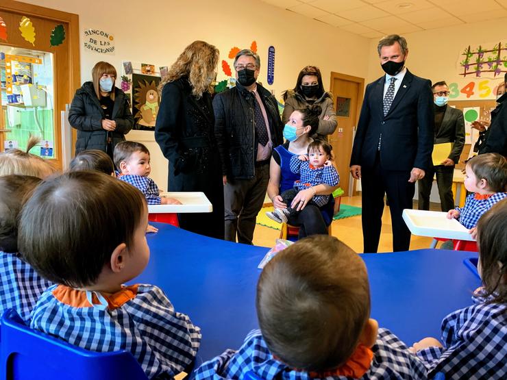 O delegado do Goberno en Galicia, José Miñones, nunha visita a unha escola. DELEGACIÓN DO GOBERNO / Europa Press
