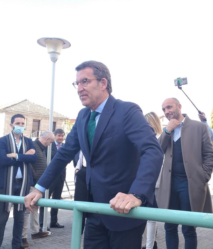 Alberto Núñez Feijóo, nunha visita ao centro de saúde do Porriño (Pontevedra). 