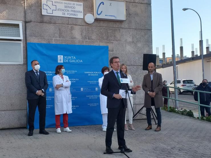 O líder do PP e presidente da Xunta, Alberto Núñez Feijóo, visita un centro de saúde no Porriño (Pontevedra), onde atende aos medios de comunicación. / Europa Press