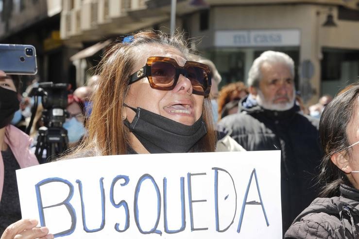 Varios familiares e achegados dos pescadores naufragados en Terranova (Canadá) maniféstanse, na Alameda Rosalía de Castro, a 3 de abril de 2022, en Marín, Pontevedra, Galicia, (España).. Javier Vázquez - Europa Press 