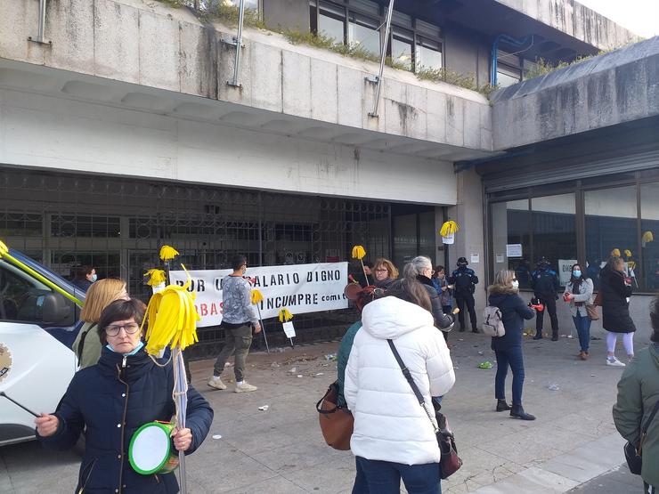 Traballadoras de limpeza de dependencias municipais de Vigo, en folga indefinida, protestan á entrada do Consistorio olívico. / Europa Press