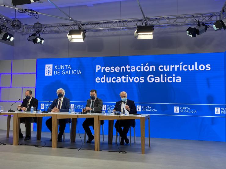 O conselleiro de Educación, Román Rodríguez, e o seu equipo, presentan os novos currículos de ensino. 