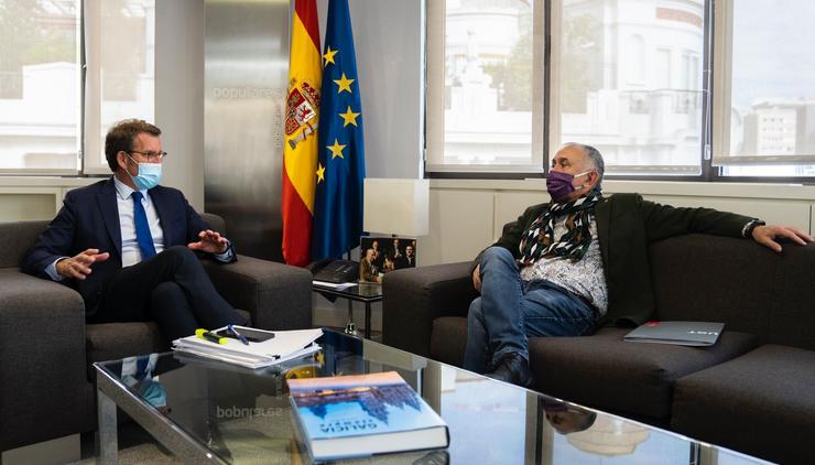 O líder do PP, Alberto Núñez Feijóo, reúnese co secretario xeral de UXT, Pepe Álvarez, na sede nacional do PP. En Madrid. A 19 de abril de 2022.. DAVID MUDARRA (PP) / Europa Press