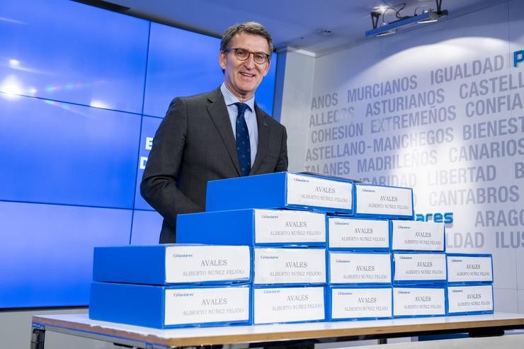 O presidente da Xunta de Galicia, Alberto Núñez Feijóo, pousa na entrega dos avais necesarios para formalizar a súa candidatura na sede nacional do PP, na rúa Xénova, a 9 de marzo de 2022, en Madrid (España). Feijoo formaliza o seu candidatur. A. Pérez Meca - Europa Press 