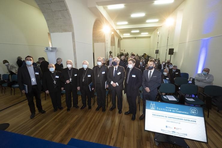 O arcebispo de Santiago e presidente do 'Encontro de Empresarios Católicos. Ano Santo 21-22' , Julián Barrio (4i); o presidente da Conferencia Episcopal, cardeal Juan José Omella (4d); o presidente Confederación de Empresarios de Galicia, Juan Ma. César Arxina - Europa Press 