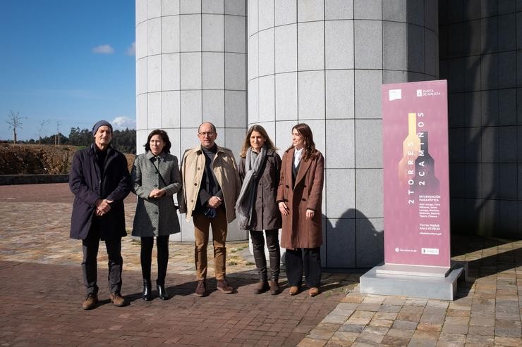 O secretario xeral de Cultura, Anxo M. Lorenzo, e a directora-xerente da Cidade da Cultura, Ana Isabel Vázquez, inauguran a intervención artística '2 Torres, 2 Camiños'. XUNTA-XOÁN CRESPO 