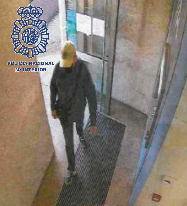 Imaxe da cámara de seguridade dun presunto atracador na entrada dunha sucursal bancaria de Vigo / Arquivo
