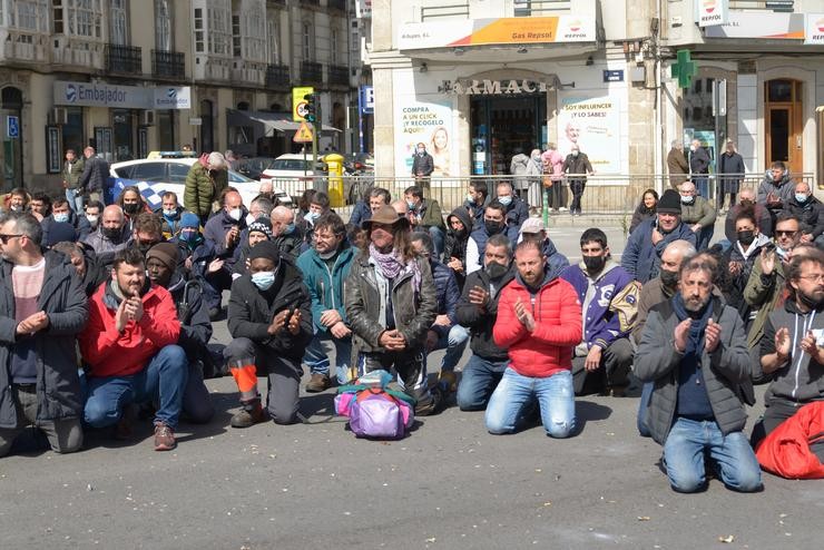 A manifestación dos traballadores das empresas auxiliares da refinaría da Coruña celebrada este venres acabou cunha concentración ante a Delegación do Goberno de Galicia. M. Dylan - Europa Press / Europa Press