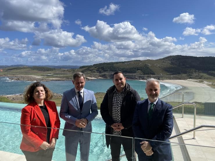 O delegado do Goberno en Galicia, José Miñones, e o alcalde de Muxía, Santiago Toba, no Parador de Muxía / Delegación do Goberno.