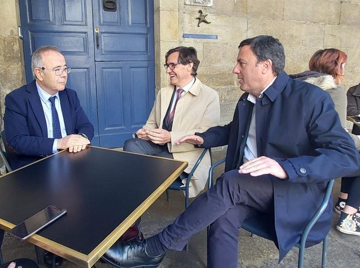 O alcalde de Santiago, Xosé Sánchez Bugallo; o primeiro secretario do PSC, Salvador Illa; e o secretario xeral do PSdeG, Valentín González Formoso, conversan nunha terraza en Santiago de Compostela. PSDEG / Europa Press