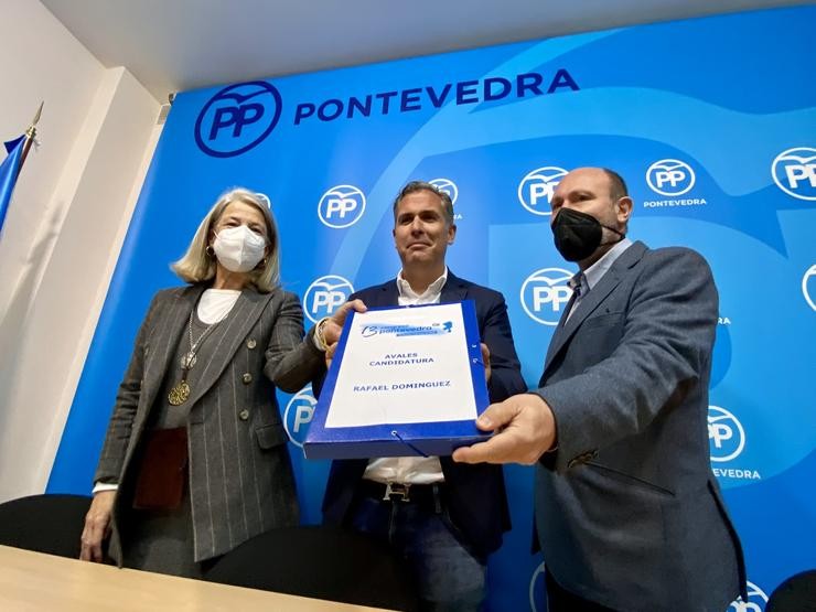 O presidente en funcións do PP de Pontevedra, Rafa Domínguez, presenta os avais que formalizan a súa candidatura para seguir á fronte da formación conservadora a nivel local / PP DE PONTEVEDRA.