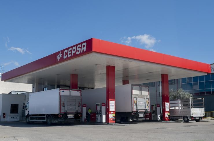 Varios camións enchen nunha gasolineira, o día en que entrou en vigor a rebaixa de 20 céntimos no litro da gasolina, a 1 de abril de 2022, en Campo Real, Madrid (España). Desde hoxe, 1 de abril, aplícase a bonificación mínima de 20 céntimos. Alberto Ortega - Europa Press 