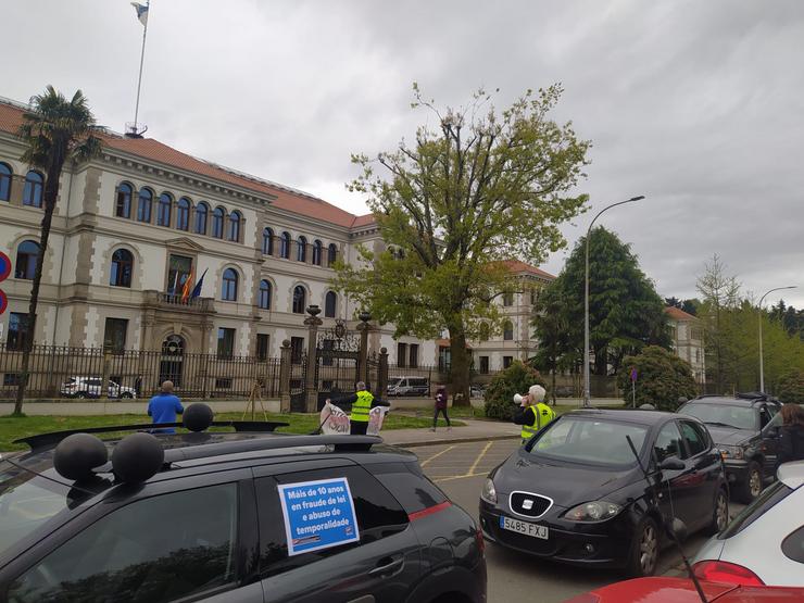 O persoal público temporal da Xunta organiza unha caravana en protesta en San Caetano 