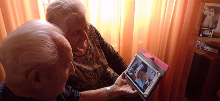 Dúas persoas maiores nunha videochamada 