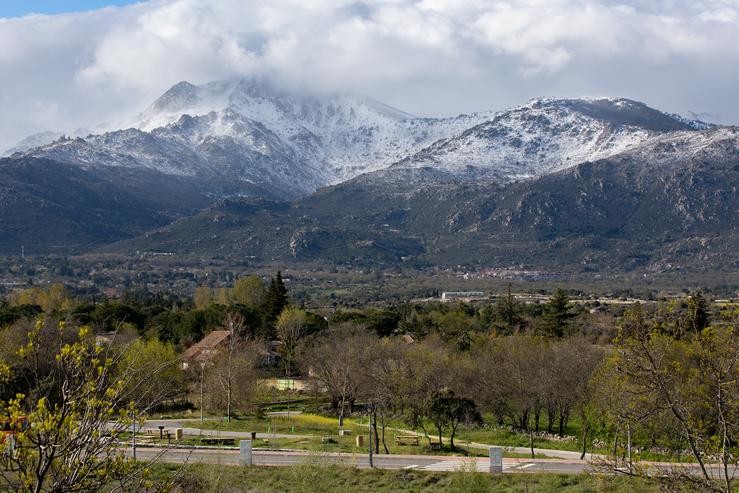 Vista xeral da Serra de Guadarrama nevada, a 20 de abril de 2022, en Madrid (España). Madrid activou o Plan de Inclemencias Invernais por neve, choivas e vento que provocaron atascos quilométricos na A-6 e o corte da AP-6 de Guadarr. Rafael Bastante - Europa Press 