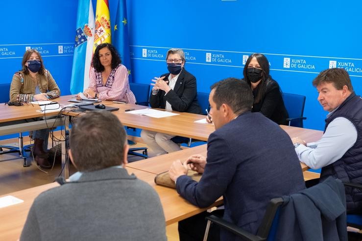 A conselleira do Mar, Rosa Quintana mantén unha reunión con representantes da Confederación Mar-Industria Alimentaria para analizar a situación do sector / Xoán Crespo - Xunta.
